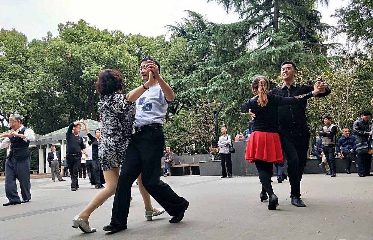 “很多女人认为：自己退休后沉迷交谊舞，是最愚蠢的决定”怎么看「爱丽丝为什么讨厌雨天呢」 “很多女人认为：自己退休后沉迷交谊舞，是最愚蠢的决定”怎么看「爱丽丝为什么讨厌雨天呢」 百度SEO